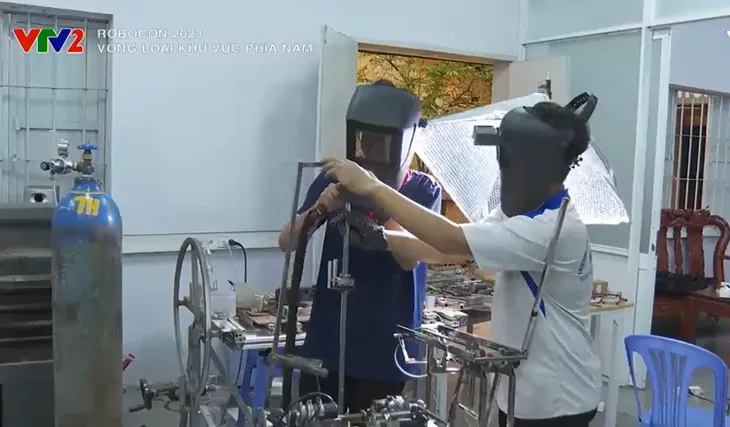 Sinh viên trường Đại học Sư phạm Kỹ thuật TP Hồ Chí Minh thâu đêm chế tạo robot - Ảnh 1. Sinh viên trường Đại học Sư phạm Kỹ thuật TP Hồ Chí Minh thâu đêm chế tạo robot - Ảnh 1.