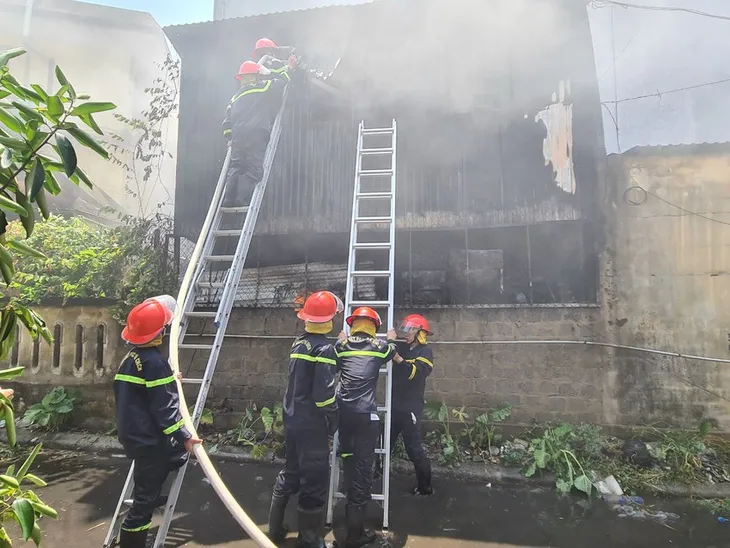 Cháy lớn thiêu rụi quán cháo gà ở thành phố Đồng Hới - Ảnh 2. Cháy lớn thiêu rụi quán cháo gà ở thành phố Đồng Hới - Ảnh 2.