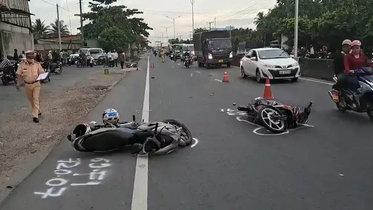 Tiền Giang: Điều tra vụ tai nạn giao thông liên hoàn trên quốc lộ 1A làm 5 người thương vong - Ảnh 1. Tiền Giang: Điều tra vụ tai nạn giao thông liên hoàn trên quốc lộ 1A làm 5 người thương vong - Ảnh 1.
