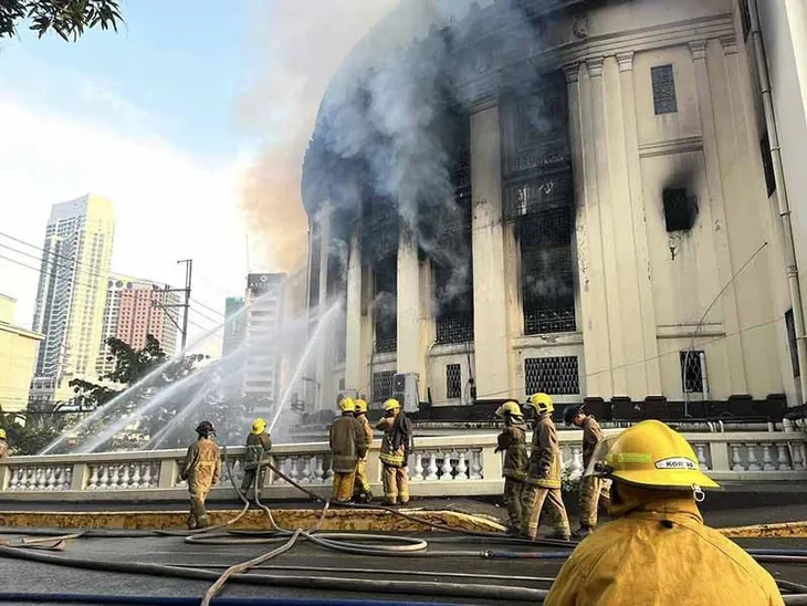 Cháy tòa nhà bưu điện ở thủ đô Philippines, 4 người bị thương - Ảnh 3. Cháy tòa nhà bưu điện ở thủ đô Philippines, 4 người bị thương - Ảnh 3.