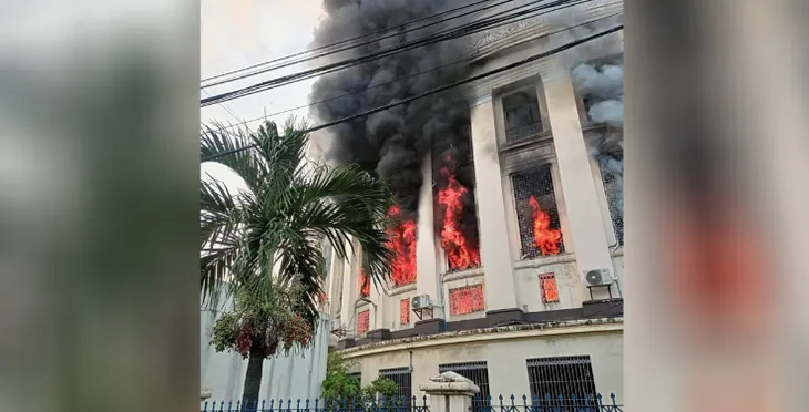 Cháy tòa nhà bưu điện ở thủ đô Philippines, 4 người bị thương - Ảnh 4. Cháy tòa nhà bưu điện ở thủ đô Philippines, 4 người bị thương - Ảnh 4.