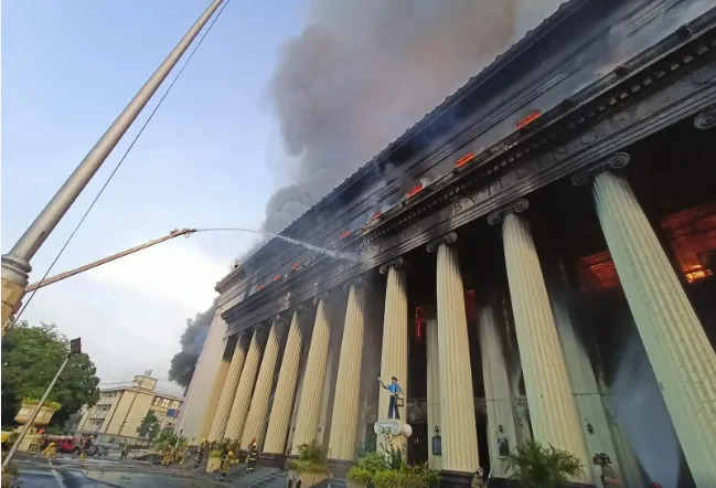 Cháy tòa nhà bưu điện ở thủ đô Philippines, 4 người bị thương - Ảnh 7. Cháy tòa nhà bưu điện ở thủ đô Philippines, 4 người bị thương - Ảnh 7.
