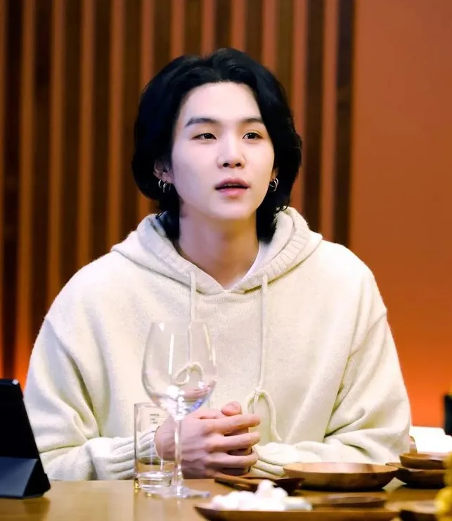 Ngày càng nhiều chương trình uống rượu cùng thần tượng K-Pop, khán giả lo lắng - Ảnh 3. Ngày càng nhiều chương trình uống rượu cùng thần tượng K-Pop, khán giả lo lắng - Ảnh 3.