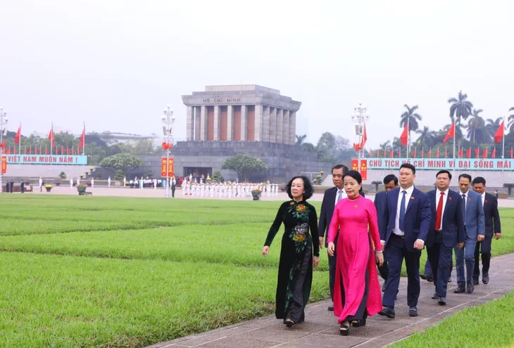 Đại biểu dự Kỳ họp thứ 5, Quốc hội khóa XV vào Lăng viếng Chủ tịch Hồ Chí Minh - Ảnh 6. Đại biểu dự Kỳ họp thứ 5, Quốc hội khóa XV vào Lăng viếng Chủ tịch Hồ Chí Minh - Ảnh 6.