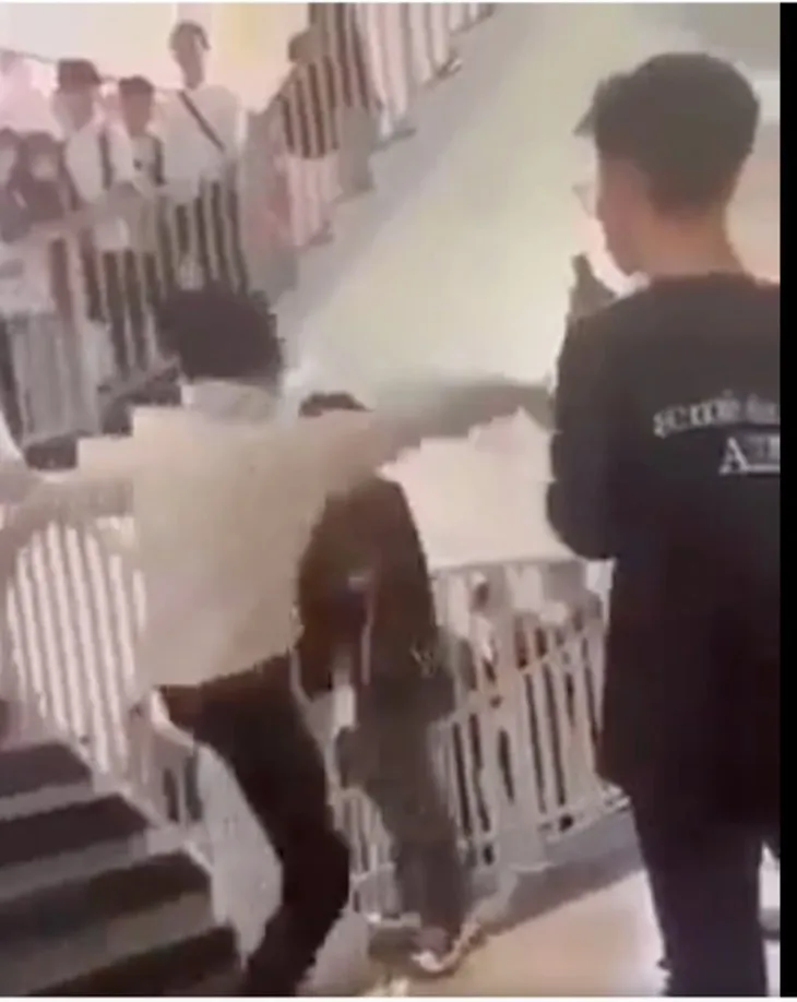 Xôn xao clip nam sinh Hà Nội hành hung bạn đổ máu tại trường - Ảnh 1. Xôn xao clip nam sinh Hà Nội hành hung bạn đổ máu tại trường - Ảnh 1.