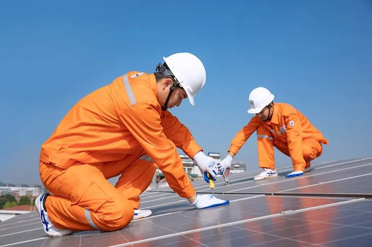 EVN kiến nghị sớm có hướng dẫn điện mặt trời mái nhà không phát điện lên lưới - Ảnh 1. EVN kiến nghị sớm có hướng dẫn điện mặt trời mái nhà không phát điện lên lưới - Ảnh 1.