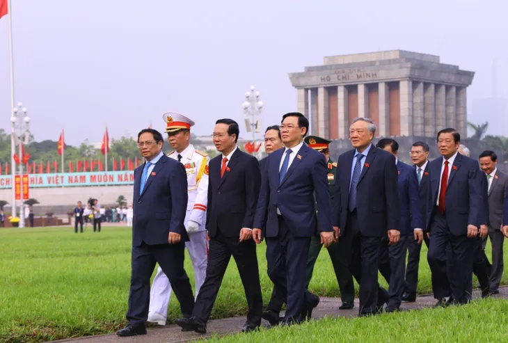 Đại biểu dự Kỳ họp thứ 5, Quốc hội khóa XV vào Lăng viếng Chủ tịch Hồ Chí Minh - Ảnh 5. Đại biểu dự Kỳ họp thứ 5, Quốc hội khóa XV vào Lăng viếng Chủ tịch Hồ Chí Minh - Ảnh 5.