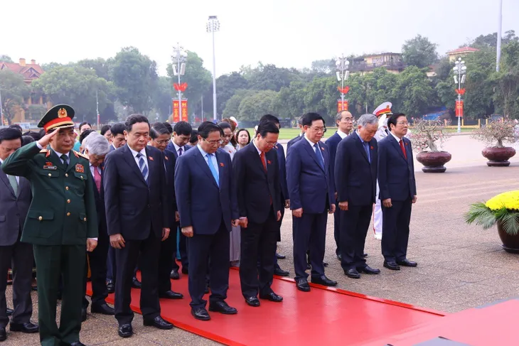Đại biểu dự Kỳ họp thứ 5, Quốc hội khóa XV vào Lăng viếng Chủ tịch Hồ Chí Minh - Ảnh 2. Đại biểu dự Kỳ họp thứ 5, Quốc hội khóa XV vào Lăng viếng Chủ tịch Hồ Chí Minh - Ảnh 2.