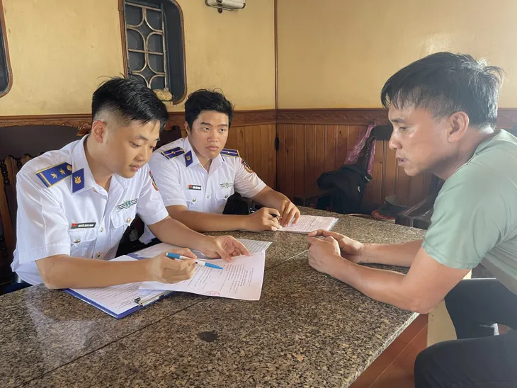 Tạm giữ phương tiện chở cát không rõ nguồn gốc - Ảnh 2. Tạm giữ phương tiện chở cát không rõ nguồn gốc - Ảnh 2.