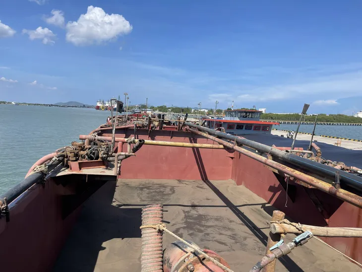 Tạm giữ phương tiện chở cát không rõ nguồn gốc - Ảnh 1. Tạm giữ phương tiện chở cát không rõ nguồn gốc - Ảnh 1.