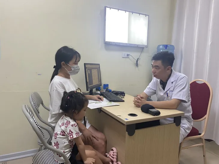 Bệnh cong vẹo cột sống ở trẻ em: Phát hiện sớm giúp giảm biến dạng cột sống, sự phát triển nội tạng - Ảnh 1. Bệnh cong vẹo cột sống ở trẻ em: Phát hiện sớm giúp giảm biến dạng cột sống, sự phát triển nội tạng - Ảnh 1.