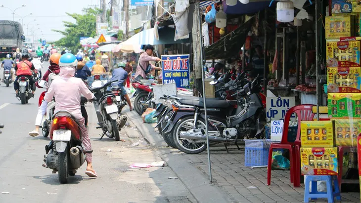 TP Hồ Chí Minh ra quân xử lý vi phạm lấn chiếm lòng, lề đường - Ảnh 1. TP Hồ Chí Minh ra quân xử lý vi phạm lấn chiếm lòng, lề đường - Ảnh 1.