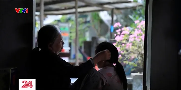 Cặp lá yêu thương: Ông bà ngoại bán nước mía nuôi cháu 8 tuổi mồ côi mẹ - Ảnh 1. Cặp lá yêu thương: Ông bà ngoại bán nước mía nuôi cháu 8 tuổi mồ côi mẹ - Ảnh 1.
