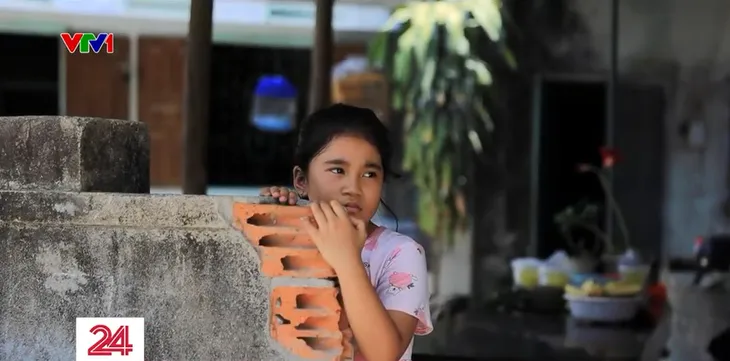 Cặp lá yêu thương: Ông bà ngoại bán nước mía nuôi cháu 8 tuổi mồ côi mẹ - Ảnh 4. Cặp lá yêu thương: Ông bà ngoại bán nước mía nuôi cháu 8 tuổi mồ côi mẹ - Ảnh 4.