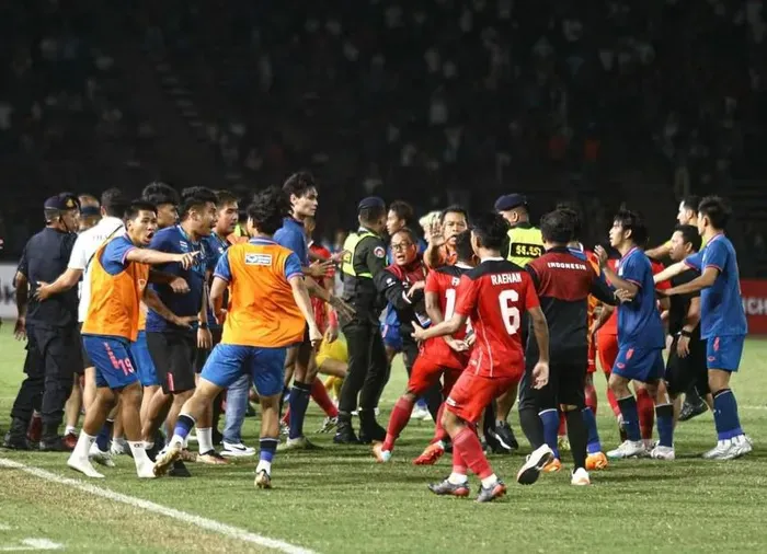 Cầu thủ U22 Thái Lan bị CLB cắt lương sau vụ ẩu đả tại SEA Games 32 - Ảnh 2. Cầu thủ U22 Thái Lan bị CLB cắt lương sau vụ ẩu đả tại SEA Games 32 - Ảnh 2.