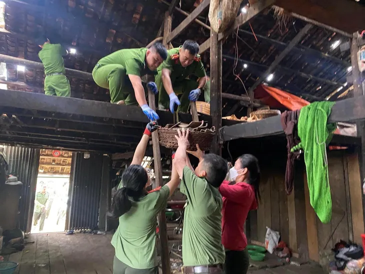 Gió lốc, mưa lớn làm tốc mái hơn 340 ngôi nhà ở Cao Bằng - Ảnh 3. Gió lốc, mưa lớn làm tốc mái hơn 340 ngôi nhà ở Cao Bằng - Ảnh 3.