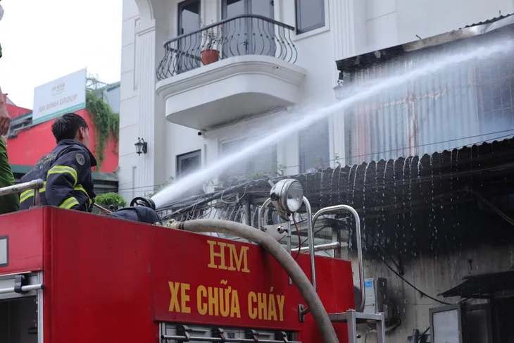 Cháy lớn dãy kho xưởng ở quận Hoàng Mai, Hà Nội - Ảnh 2. Cháy lớn dãy kho xưởng ở quận Hoàng Mai, Hà Nội - Ảnh 2.
