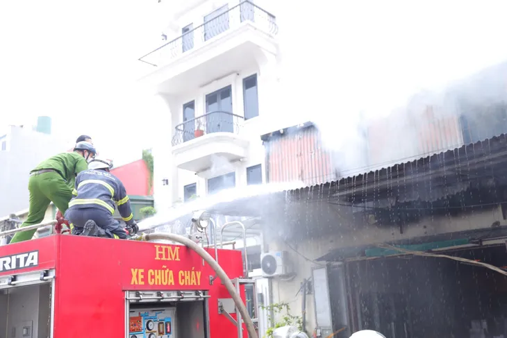 Cháy lớn dãy kho xưởng ở quận Hoàng Mai, Hà Nội - Ảnh 3. Cháy lớn dãy kho xưởng ở quận Hoàng Mai, Hà Nội - Ảnh 3.