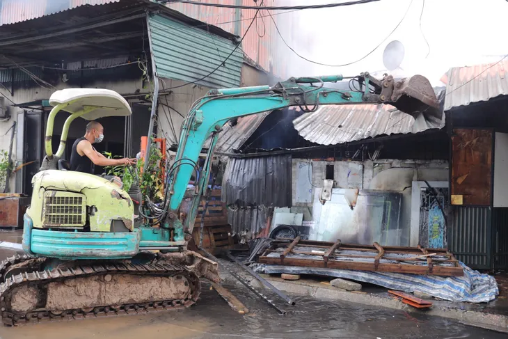 Cháy lớn dãy kho xưởng ở quận Hoàng Mai, Hà Nội - Ảnh 5. Cháy lớn dãy kho xưởng ở quận Hoàng Mai, Hà Nội - Ảnh 5.