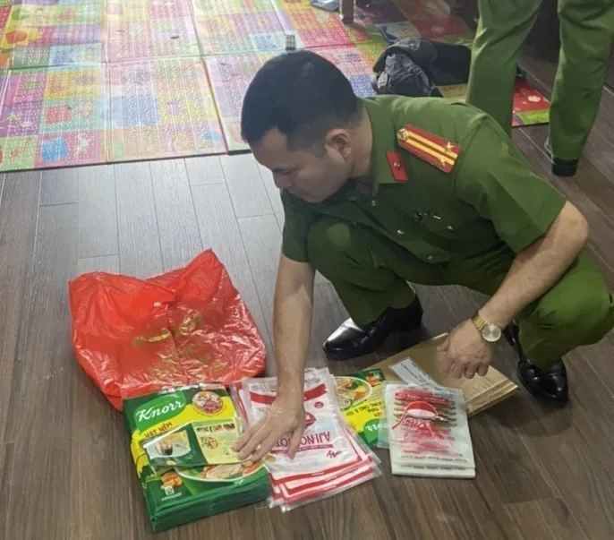 Hai vợ chồng sản xuất, buôn bán gần 7,5 tạ mì chính và hạt nêm giả - Ảnh 2. Hai vợ chồng sản xuất, buôn bán gần 7,5 tạ mì chính và hạt nêm giả - Ảnh 2.