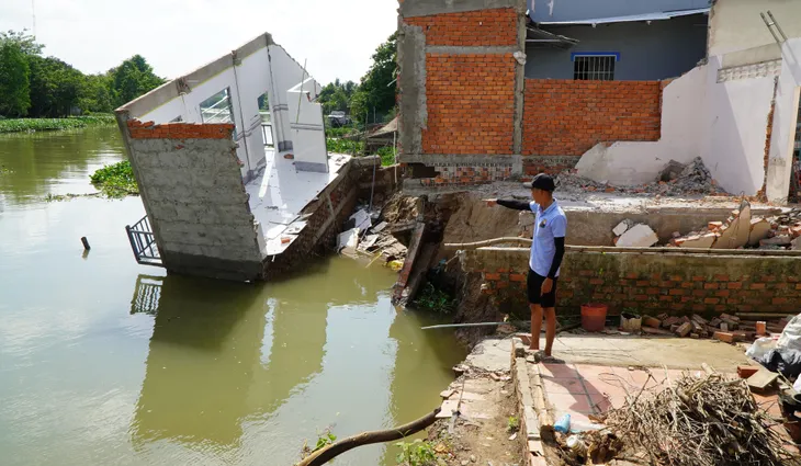 Liên tục sạt lở khu vực bờ kênh Cần Lố - Ảnh 1. Liên tục sạt lở khu vực bờ kênh Cần Lố - Ảnh 1.