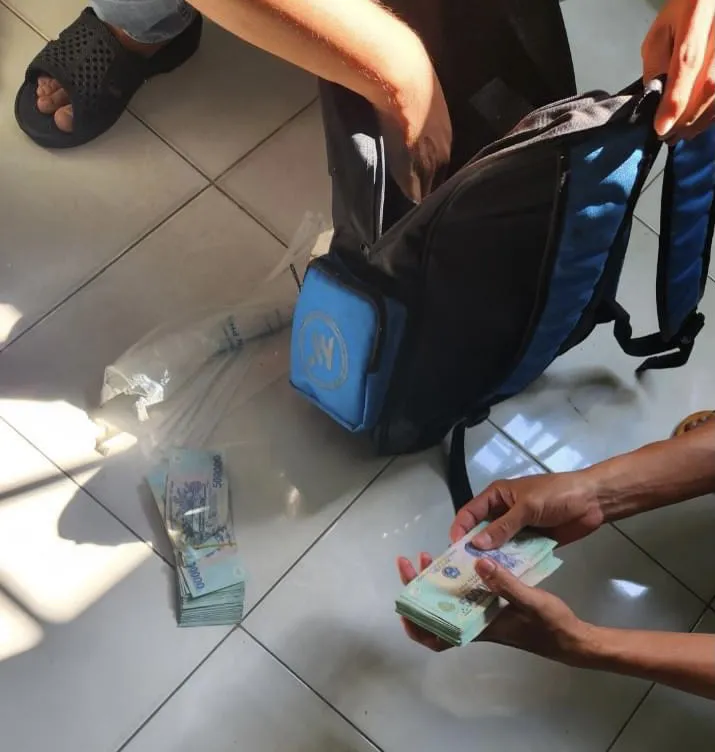 Hai đối tượng giả làm người giao dịch cướp 100 triệu đồng tại cửa hàng Viettel - Ảnh 2. Hai đối tượng giả làm người giao dịch cướp 100 triệu đồng tại cửa hàng Viettel - Ảnh 2.