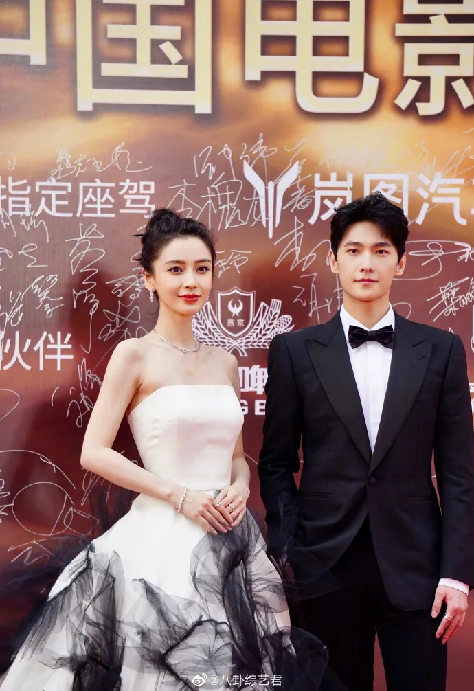 Dương Dương bất ngờ xuất hiện cùng Angelababy tại Lễ trao giải Hoa biểu - Ảnh 3. Dương Dương bất ngờ xuất hiện cùng Angelababy tại Lễ trao giải Hoa biểu - Ảnh 3.