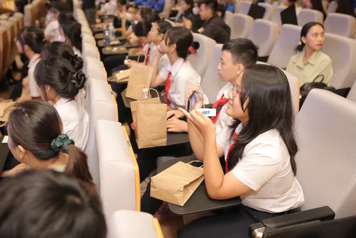 Khởi động cuộc thi Solve for Tomorrow 2023 dành cho học sinh miền Trung - Ảnh 3. Khởi động cuộc thi Solve for Tomorrow 2023 dành cho học sinh miền Trung - Ảnh 3.