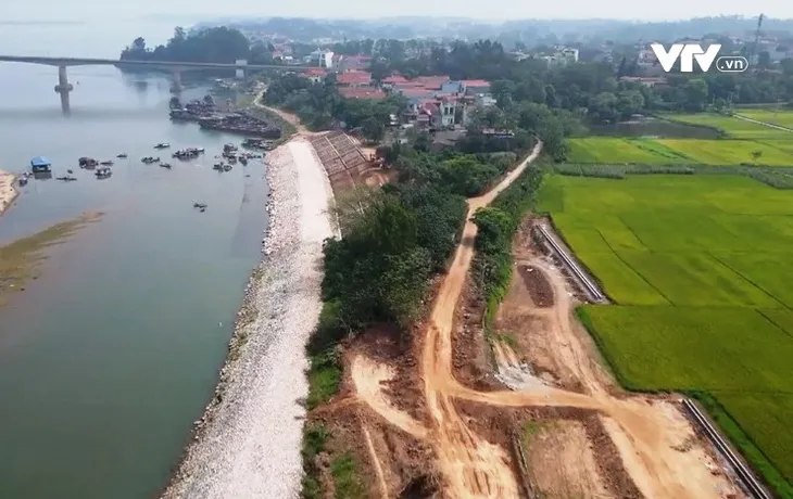Sạt lở nghiêm trọng uy hiếp tính mạng, tài sản nhiều hộ dân ven bờ sông Đà - Ảnh 1. Sạt lở nghiêm trọng uy hiếp tính mạng, tài sản nhiều hộ dân ven bờ sông Đà - Ảnh 1.