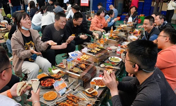 Tận dụng cơn sốt thịt nướng, ngân hàng Trung Quốc tung khoản vay ưu đãi - Ảnh 1. Tận dụng cơn sốt thịt nướng, ngân hàng Trung Quốc tung khoản vay ưu đãi - Ảnh 1.