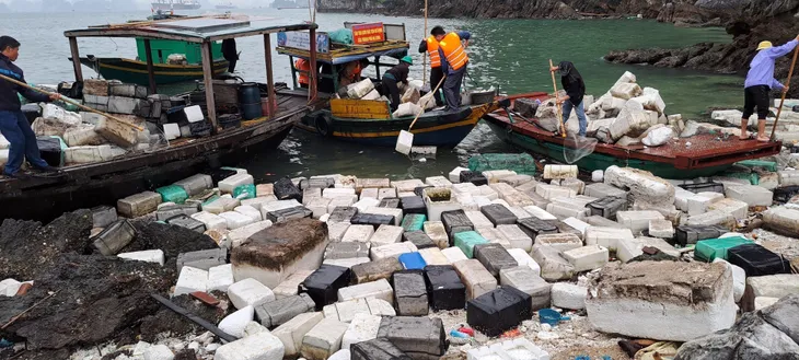 Xử lý dứt điểm các cơ sở nuôi thủy sản trái phép trên Vịnh Hạ Long - Ảnh 3. Xử lý dứt điểm các cơ sở nuôi thủy sản trái phép trên Vịnh Hạ Long - Ảnh 3.