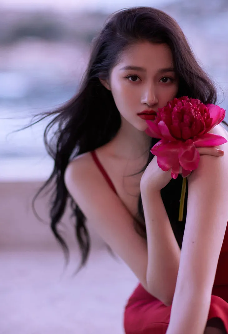 Quan Hiểu Đồng quyến rũ - Ảnh 1. Quan Hiểu Đồng quyến rũ - Ảnh 1.