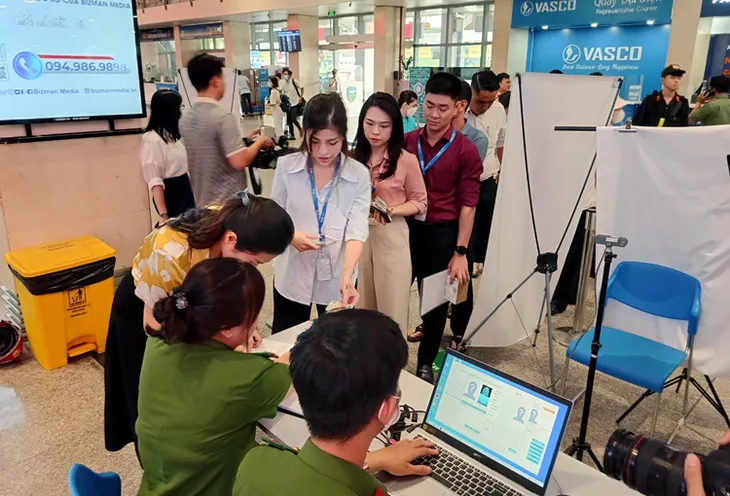 TP Hồ Chí Minh cấp định danh điện tử mức 2 tại sân bay - Ảnh 1. TP Hồ Chí Minh cấp định danh điện tử mức 2 tại sân bay - Ảnh 1.