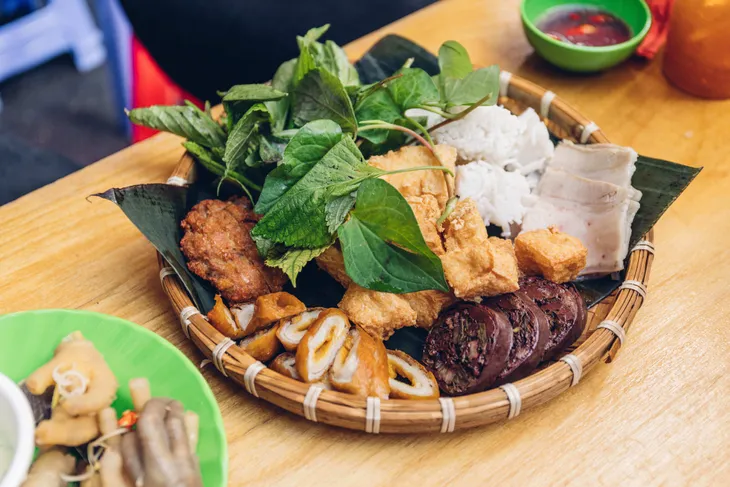 Bún đậu mắm tôm phong cách vỉa hè gây sốt tại New York - Ảnh 1. Bún đậu mắm tôm phong cách vỉa hè gây sốt tại New York - Ảnh 1.