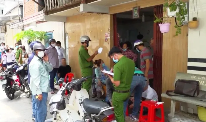 Cạm bẫy vay tiền lãi nặng - Ảnh 2. Cạm bẫy vay tiền lãi nặng - Ảnh 2.