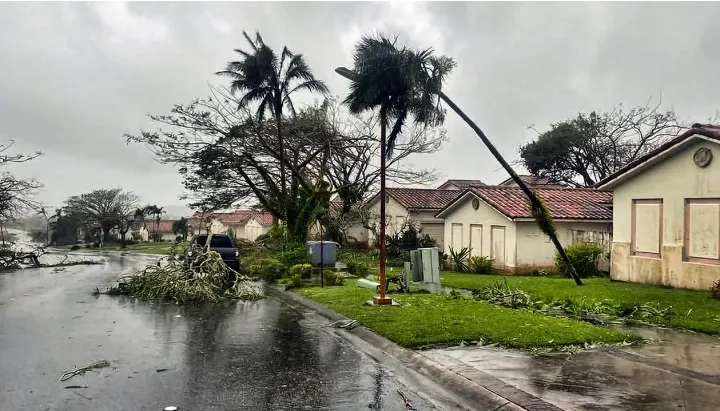 Hàng chục nghìn người ở đảo Guam không có điện, nước sau khi bão Mawar quét qua - Ảnh 1. Hàng chục nghìn người ở đảo Guam không có điện, nước sau khi bão Mawar quét qua - Ảnh 1.