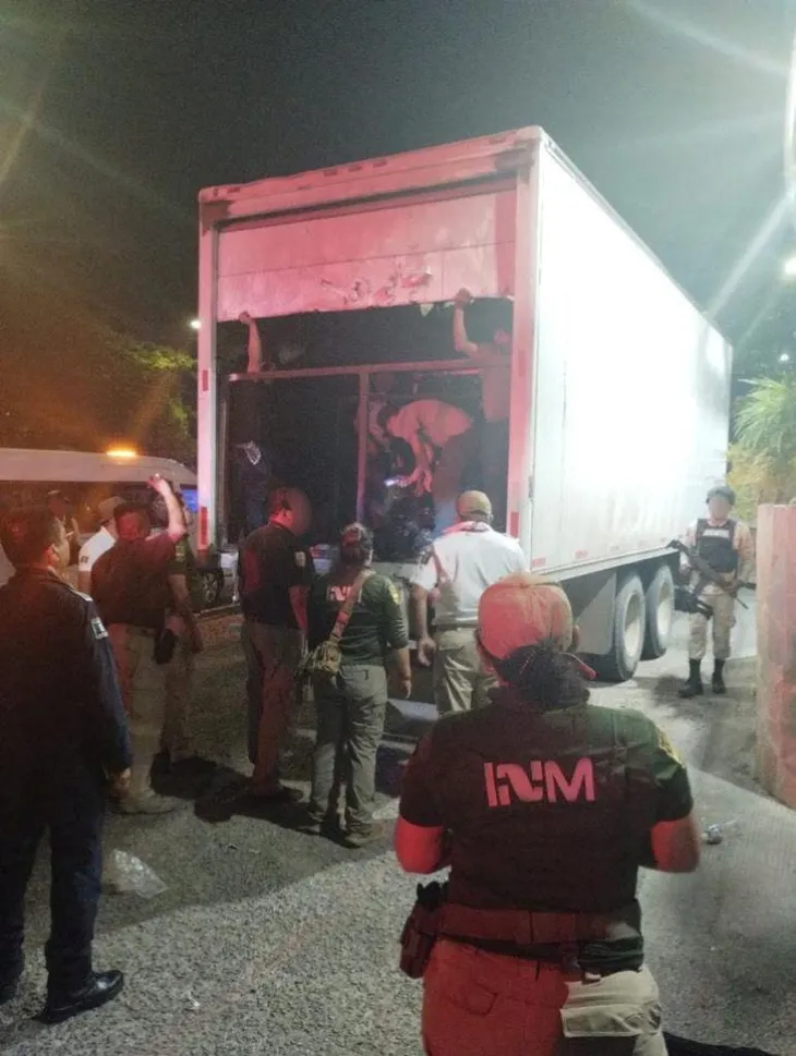Mexico phát hiện 175 người di cư trốn trong xe tải gần biên giới phía Nam - Ảnh 1. Mexico phát hiện 175 người di cư trốn trong xe tải gần biên giới phía Nam - Ảnh 1.