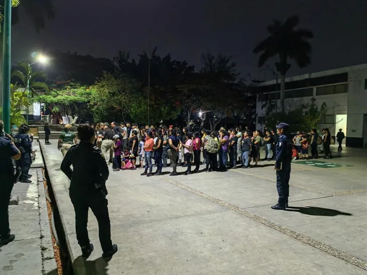 Mexico phát hiện 175 người di cư trốn trong xe tải gần biên giới phía Nam - Ảnh 2. Mexico phát hiện 175 người di cư trốn trong xe tải gần biên giới phía Nam - Ảnh 2.