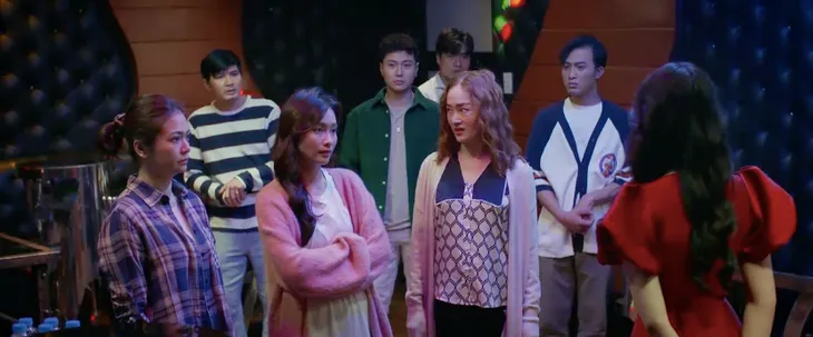 Gia đình mình vui bất thình lình - Tập 24: Ba cô vợ xử kín em gái quán karaoke, các anh chồng thấp thỏm lo âu - Ảnh 13. Gia đình mình vui bất thình lình - Tập 24: Ba cô vợ xử kín em gái quán karaoke, các anh chồng thấp thỏm lo âu - Ảnh 13.