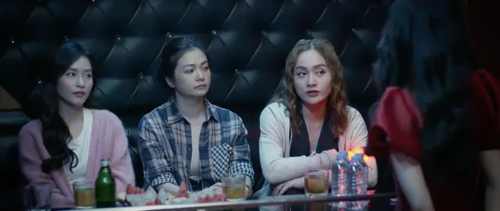 Gia đình mình vui bất thình lình - Tập 24: Ba cô vợ xử kín em gái quán karaoke, các anh chồng thấp thỏm lo âu - Ảnh 44. Gia đình mình vui bất thình lình - Tập 24: Ba cô vợ xử kín em gái quán karaoke, các anh chồng thấp thỏm lo âu - Ảnh 44.