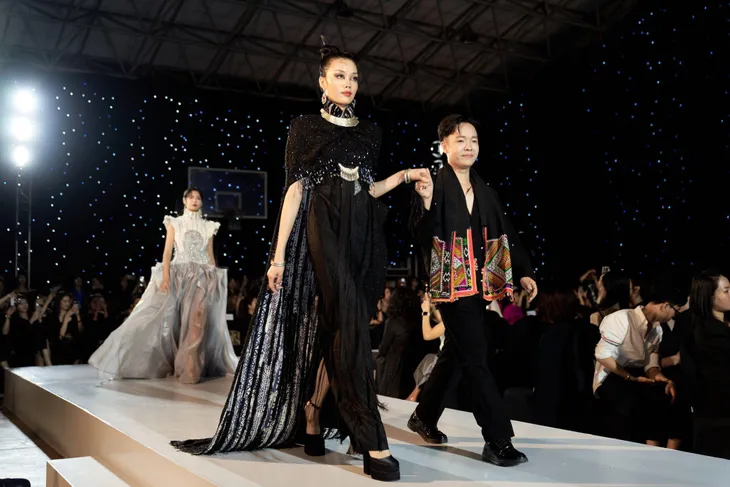 Sinh viên Kiến trúc tôn vinh bản sắc Việt trong show tốt nghiệp thời trang - Ảnh 2. Sinh viên Kiến trúc tôn vinh bản sắc Việt trong show tốt nghiệp thời trang - Ảnh 2.