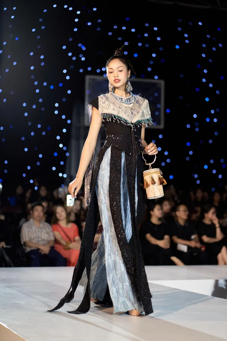 Sinh viên Kiến trúc tôn vinh bản sắc Việt trong show tốt nghiệp thời trang - Ảnh 3. Sinh viên Kiến trúc tôn vinh bản sắc Việt trong show tốt nghiệp thời trang - Ảnh 3.