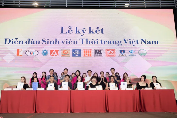 Sinh viên Kiến trúc tôn vinh bản sắc Việt trong show tốt nghiệp thời trang - Ảnh 7. Sinh viên Kiến trúc tôn vinh bản sắc Việt trong show tốt nghiệp thời trang - Ảnh 7.