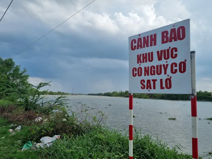 Sạt lở tiếp diễn tại Hậu Giang, Long An - Ảnh 9. Sạt lở tiếp diễn tại Hậu Giang, Long An - Ảnh 9.