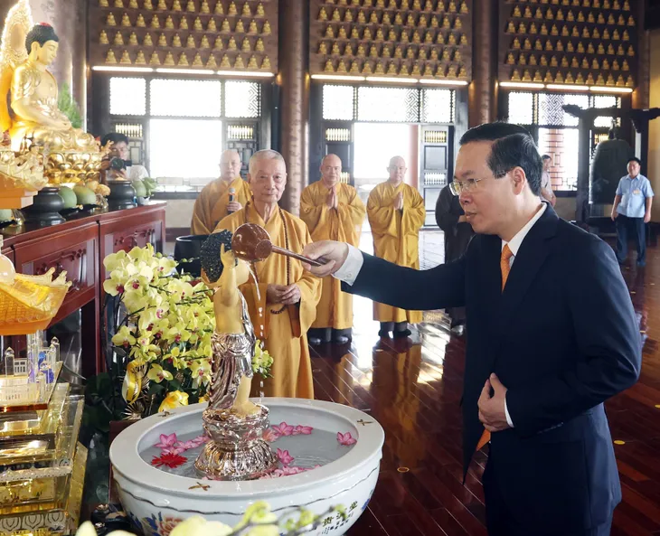 Chủ tịch nước Võ Văn Thưởng chúc mừng Đại lễ Phật đản tại TP Hồ Chí Minh - Ảnh 3. Chủ tịch nước Võ Văn Thưởng chúc mừng Đại lễ Phật đản tại TP Hồ Chí Minh - Ảnh 3.