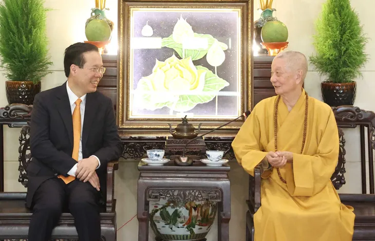 Chủ tịch nước Võ Văn Thưởng chúc mừng Đại lễ Phật đản tại TP Hồ Chí Minh - Ảnh 2. Chủ tịch nước Võ Văn Thưởng chúc mừng Đại lễ Phật đản tại TP Hồ Chí Minh - Ảnh 2.