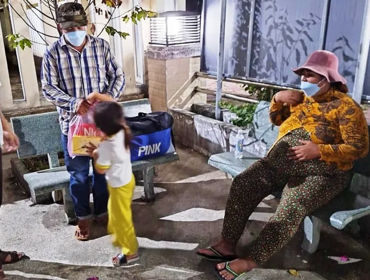 Thai phụ gần sinh nở bị nhà xe bỏ rơi giữa đường - Ảnh 1. Thai phụ gần sinh nở bị nhà xe bỏ rơi giữa đường - Ảnh 1.