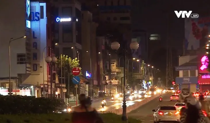 TP Hồ Chí Minh tiết kiệm khoảng 2,4 tỷ đồng tiền điện mỗi ngày - Ảnh 2. TP Hồ Chí Minh tiết kiệm khoảng 2,4 tỷ đồng tiền điện mỗi ngày - Ảnh 2.