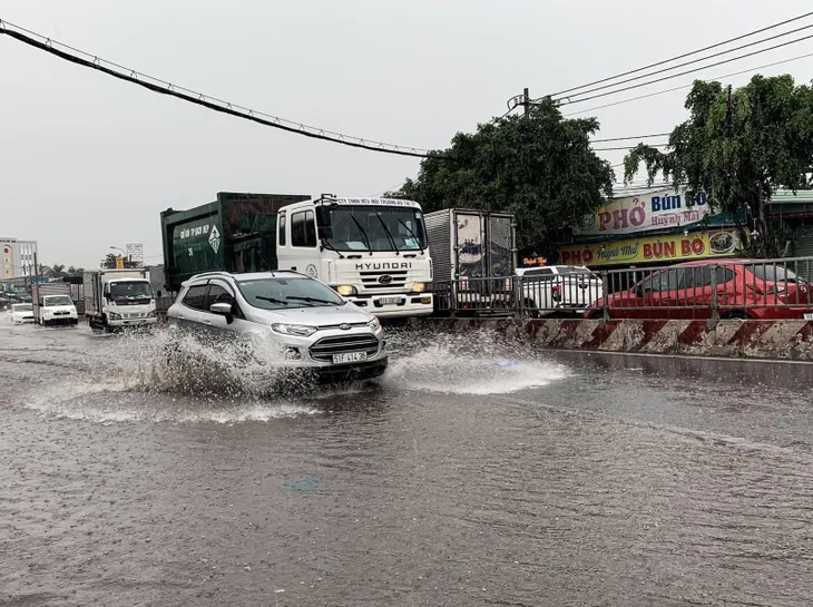 Mưa lớn, nhiều tuyến đường TP Hồ Chí Minh biến thành biển nước - Ảnh 1. Mưa lớn, nhiều tuyến đường TP Hồ Chí Minh biến thành biển nước - Ảnh 1.
