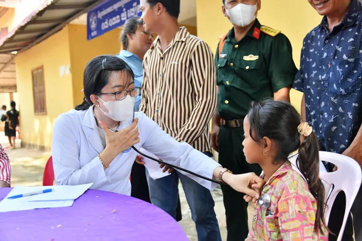 Bác sĩ quân y tỉnh Kiên Giang khám bệnh và cấp thuốc miễn phí tại Campuchia - Ảnh 3.